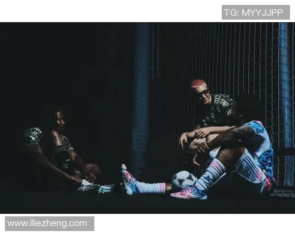 足球明星后跟开洞球鞋引领潮流助力运动表现的全新设计理念