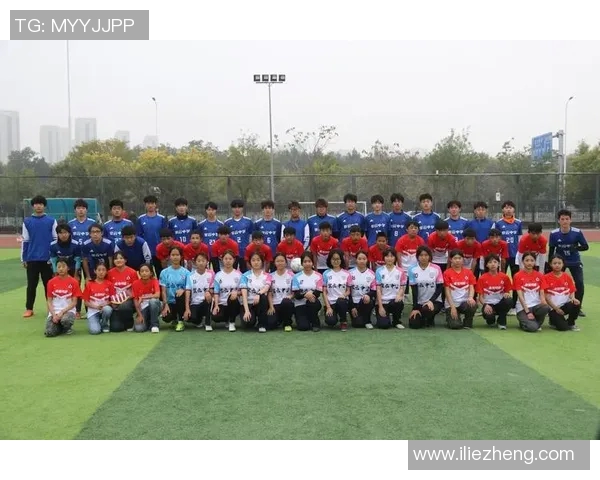 足球明星齐聚一堂精彩瞬间球队合照展现团结与友谊的力量